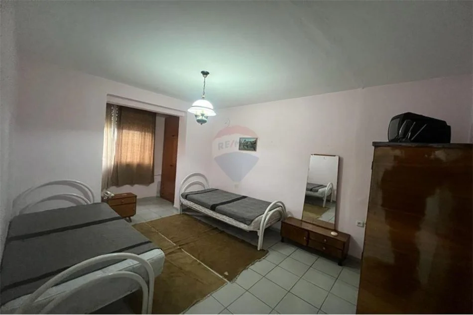 Shitet apartament 2+1 tek Shkolla Mihal Grameno. 115.000 euro