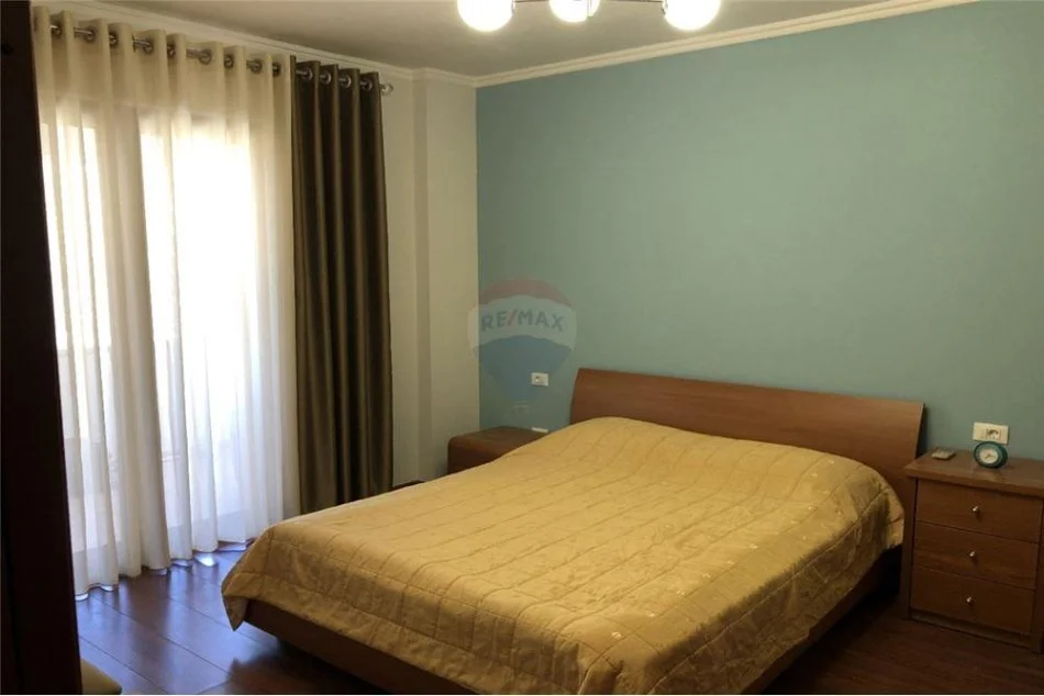 Tirane, jepet me qera apartament 3+1 Kati 6, 165 m² 1.100 € (Shallvaret)