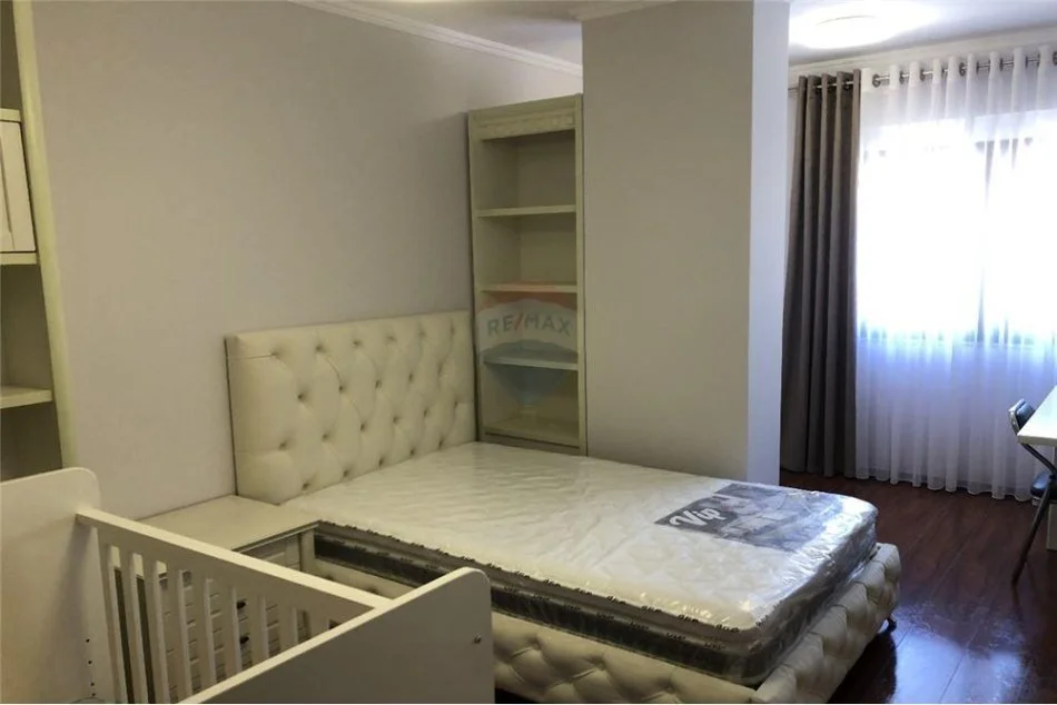 Tirane, jepet me qera apartament 3+1 Kati 6, 165 m² 1.100 € (Shallvaret)
