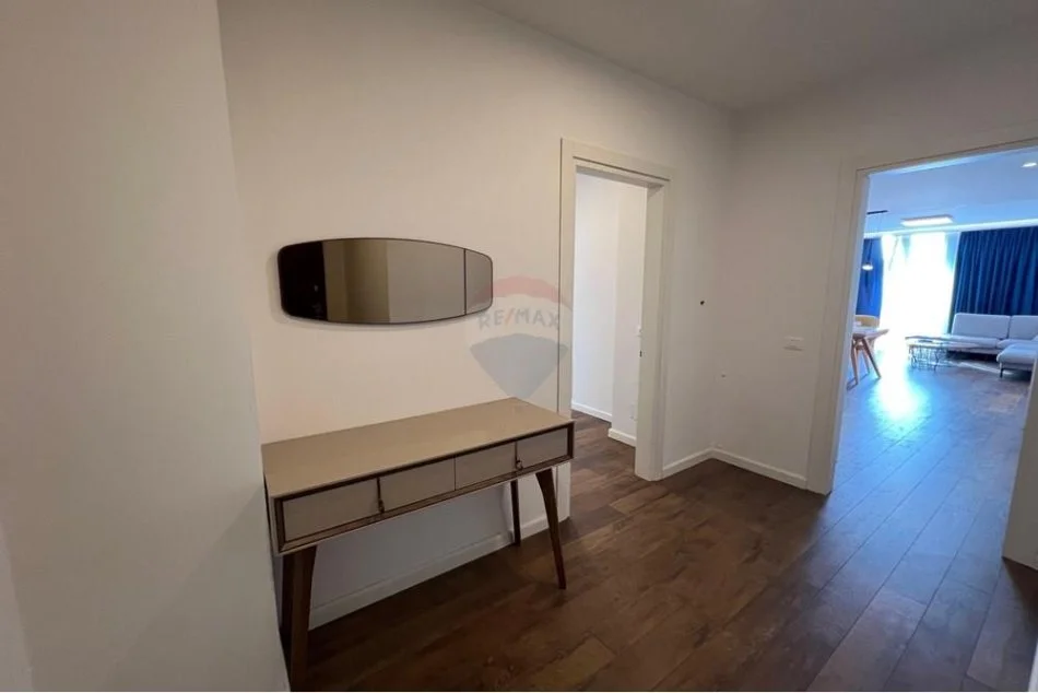 Tirane, jepet me qera apartament 3+1 Kati 10, 153 m² 2.200 € (Ambasada Amerikane)