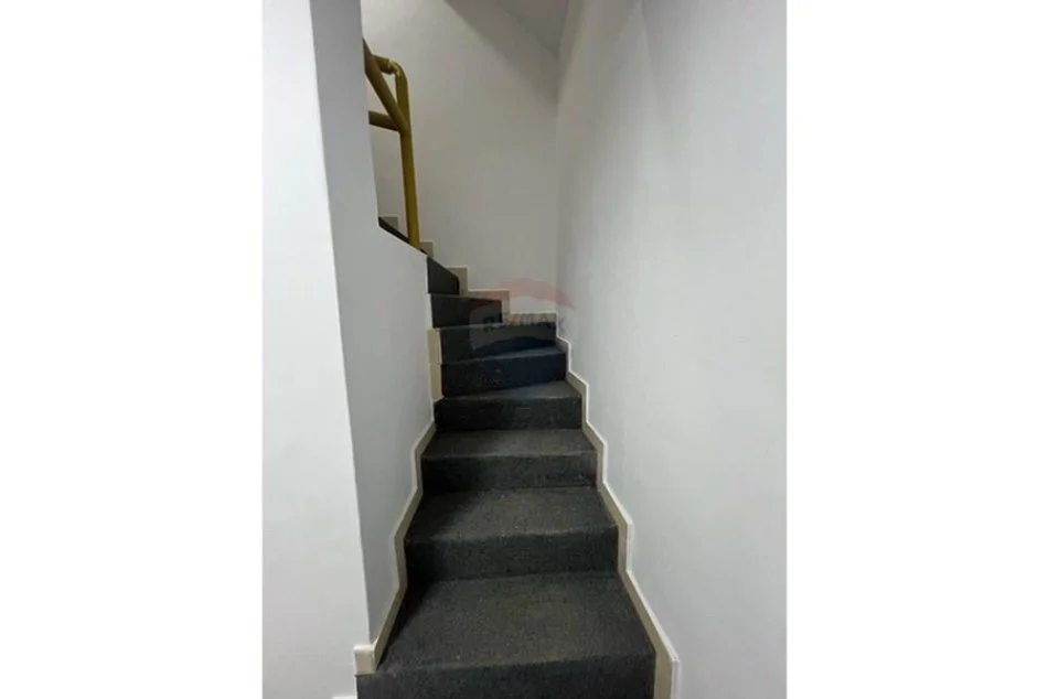 Tirane, jepet me qera apartament 1+1 , 105 m² 500 € (Mine Peza)