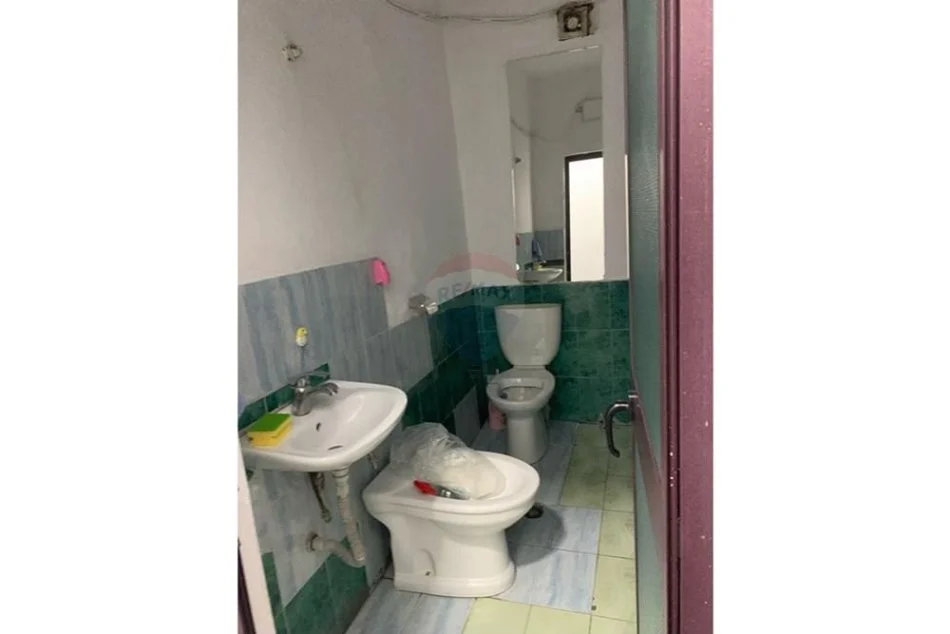 Tirane, jepet me qera dyqan , 65 m² 400 € (Pjeter Budi)