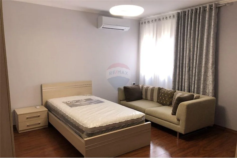 Tirane, jepet me qera apartament 3+1 Kati 6, 165 m² 1.100 € (Shallvaret)