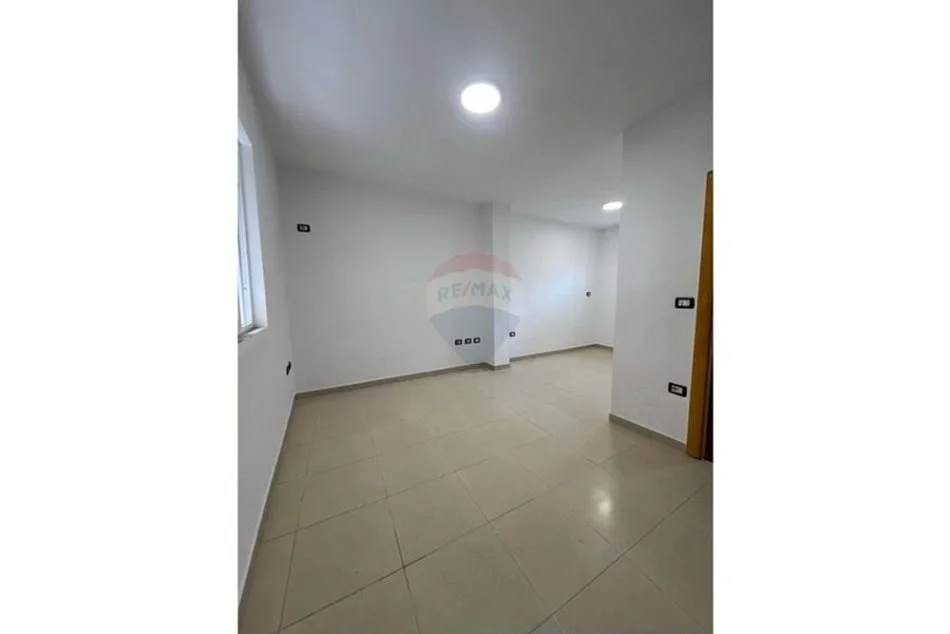 Tirane, jepet me qera apartament 1+1 , 105 m² 500 € (Mine Peza)