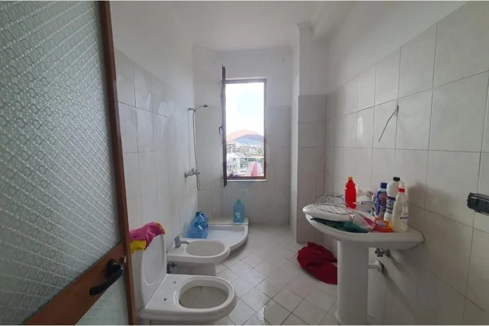 Tirane, jepet me qera apartament , 89 m² 500 € (Pallatet Çabej, Yzberisht)