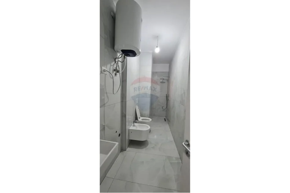 Durres, jepet me qera apartament 1+1+Ballkon Kati 3, 60 m² 400 € (Linzë)