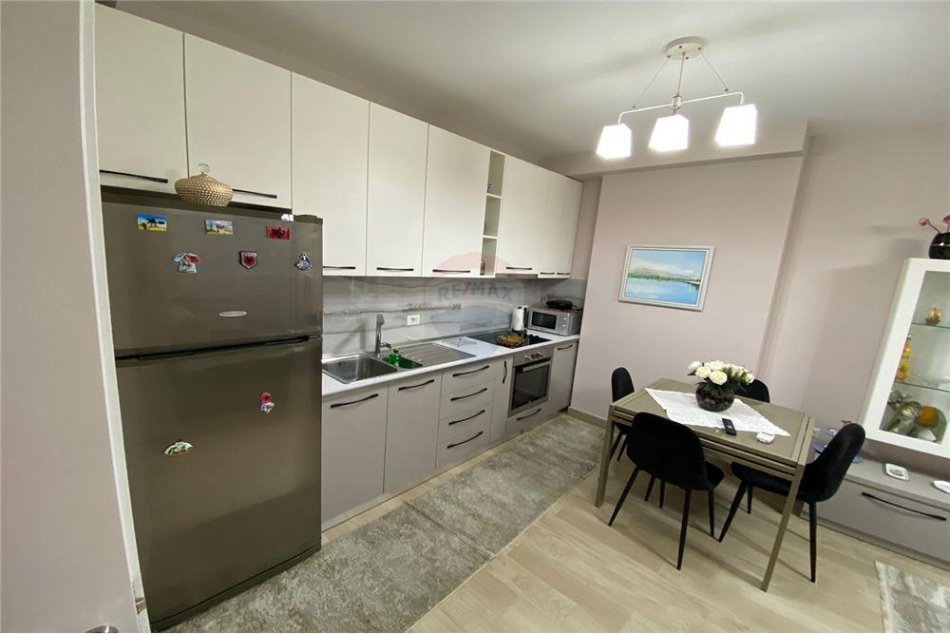 Tirane, jepet me qera apartament 2+1 , 650 € (21 Dhjetori)