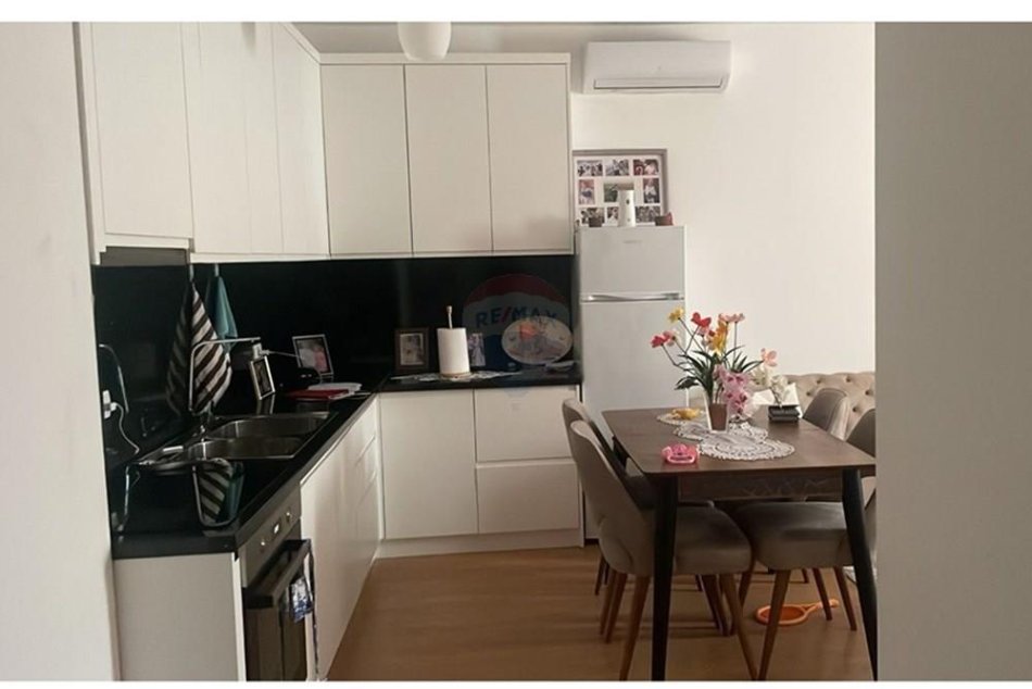 Tirane, jepet me qera apartament 1+1 , 500 € (Astir)
