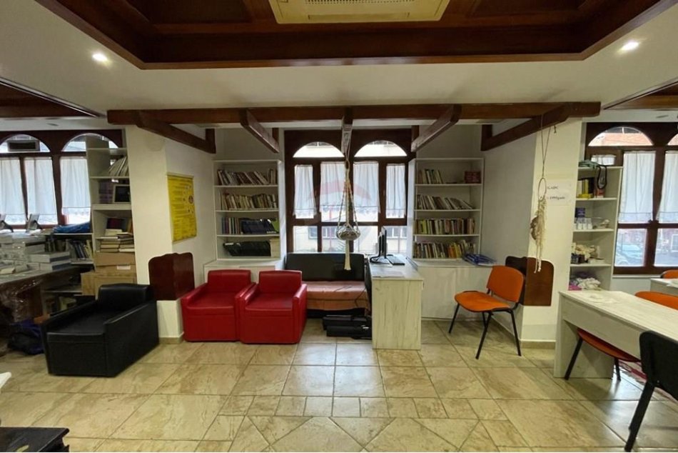 Tirane, jepet me qera zyre Kati 2, 110 m² 800 € (Rruga e Elbasanit)