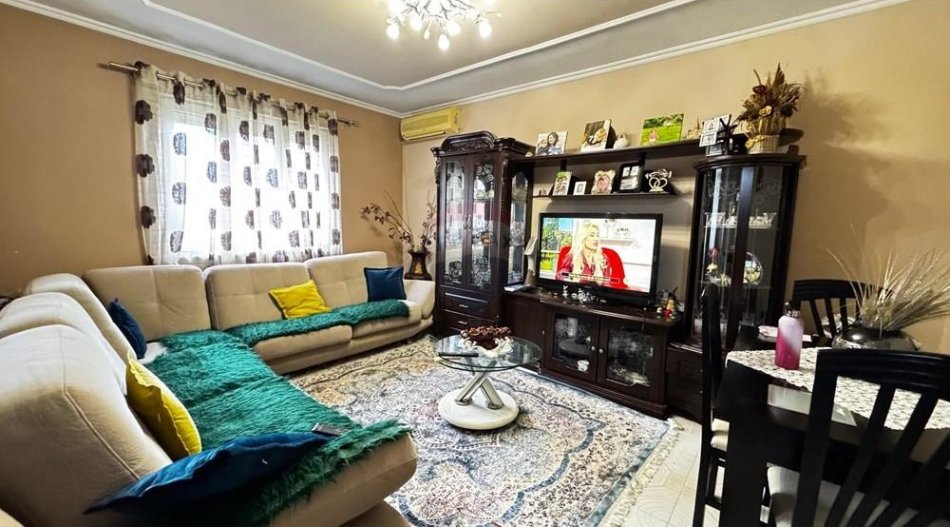 Tirane, jepet me qera 1+1 , 55 m² 380 € (Oxhaku tek Porcelane)
