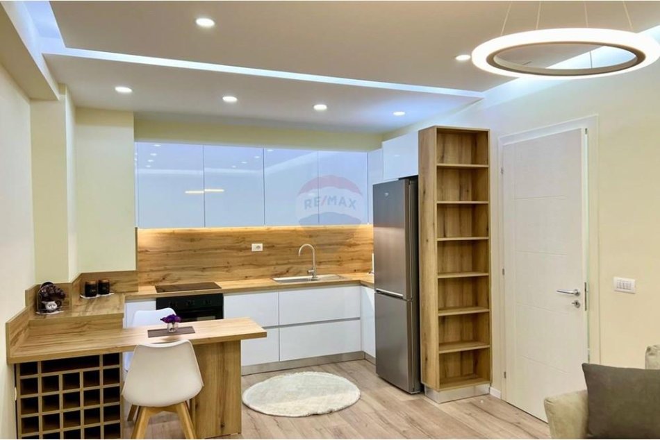 Tirane, jepet me qera apartament 1+1 Kati 3, 65 m² 450 € (Linze)