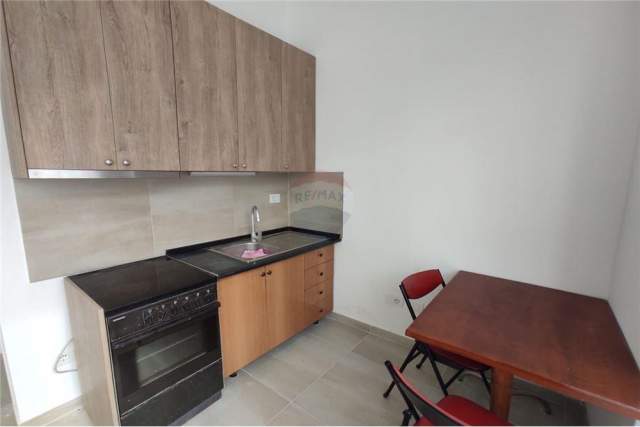 Tirane, jepet me qera garsonier 1+1 Kati 2, 35 m² 250 Euro (Rruga Dibres)