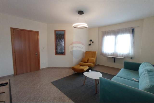Tirane, jepet me qera apartament 1+1+BLK 80 m² 450 Euro (Sheshi Skenderbej)