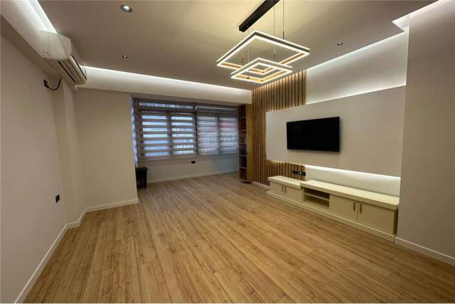 Tirane, jepet me qera zyre Kati 1, 96 m² 800 Euro (Tatimet)