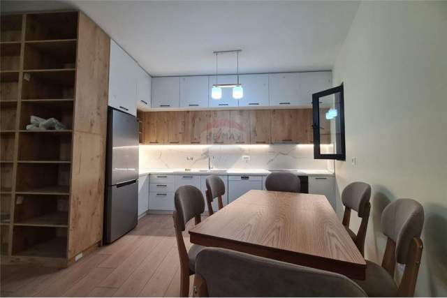 Tirane, jepet me qera apartament 2+1+BLK Kati 5, 119 m² 650 Euro (Rruga Kavajes)