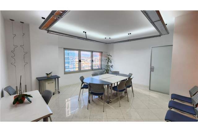 Tirane, jepet me qera zyre Kati 13, 100 m² 1.400 Euro (Bulevardi Bajram Curri)