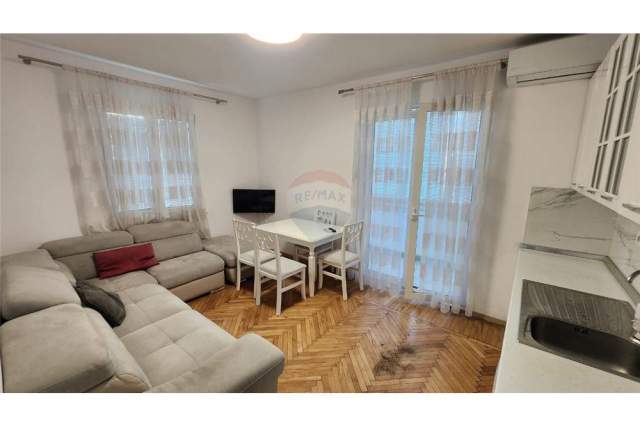 Tirane, jepet me qera apartament 1+1+BLK Kati 3, 50 m² 450 Euro (Rruga Barrikadave)