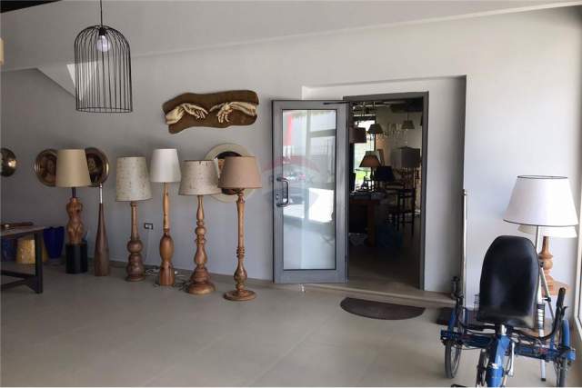 Tirane, jepet me qera ambjent biznesi Kati 0, 350 m² 1.500 Euro (fabrika e qelqit)