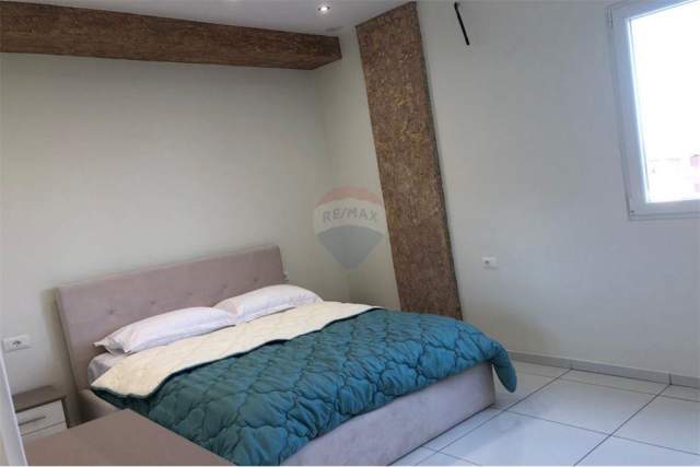 Tirane, jepet me qera apartament 2+1 98 m² 350 Euro (Reshit Maloku)