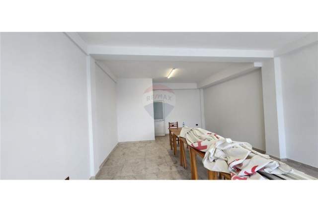 Tirane, jepet me qera dyqan Kati 0, 50 m² 250 Euro (Laknas)