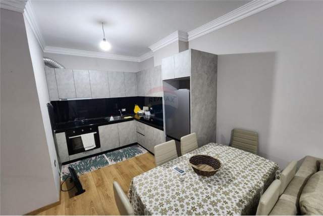 Tirane, jepet me qera apartament 1+1 Kati 3, 75 m² 400 Euro (Rruga Mikel Maruli)