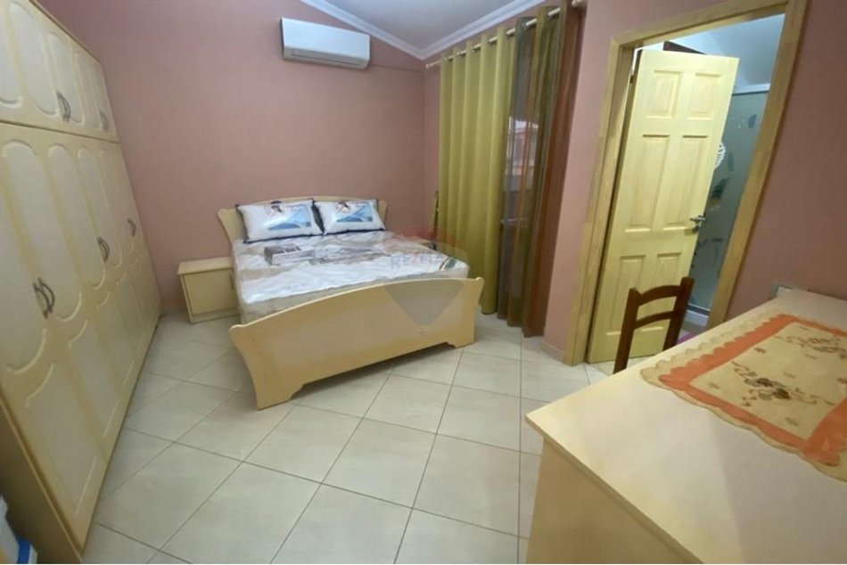 Tirane, jepet me qera apartament 2+1 , 800 € (Kopshti Botanik)