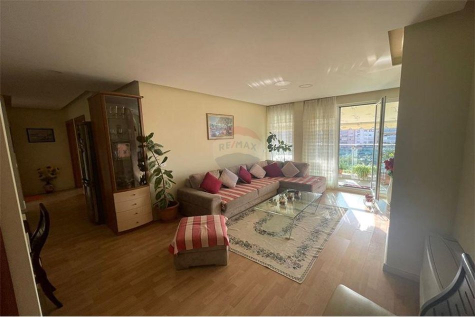 Tirane, jepet me qera apartament 2+1 Kati 7, 95 m² 850 € (Blloku, Garda)