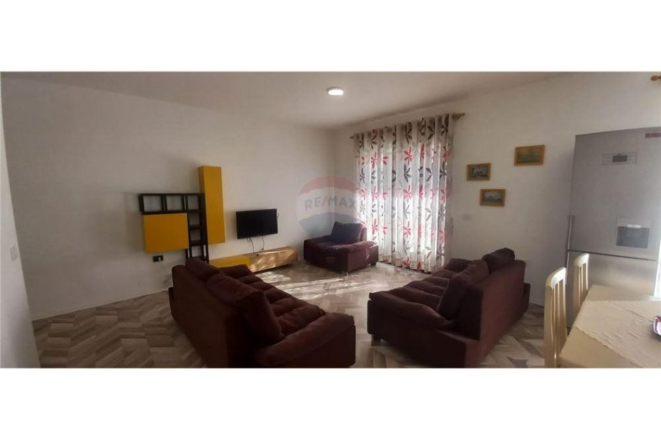 Tirane, jepet me qera apartament 2+1+Ballkon Kati 5, 110 m² 500 € (5 maji)