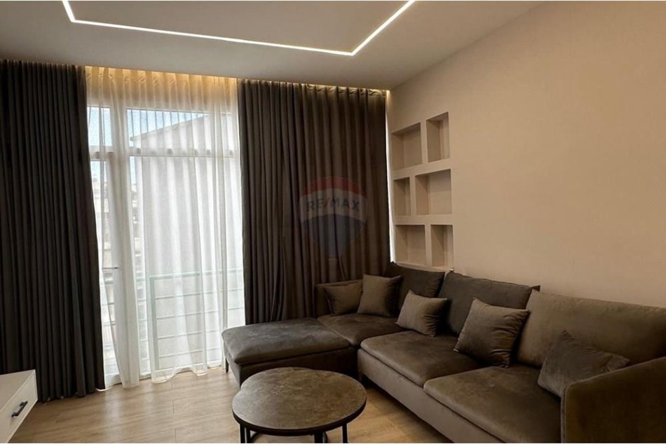 Tirane, jepet me qera apartament 1+1 , 50 m² 500 € (bulevardi migjeni)