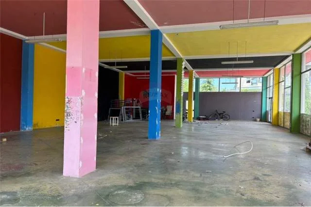 Durres, jepet me qera magazine Kati 0, 1.500 m² 2.000 Euro (Shijak, prane Auto Cetit)