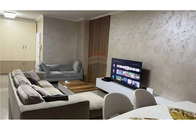 Tirane, jepet me qera apartament 2+1 110 m² 1.000 Euro
