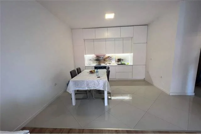 Tirane, jepet me qera apartament 1+1+BLK Kati 5, 70 m² 500 Euro