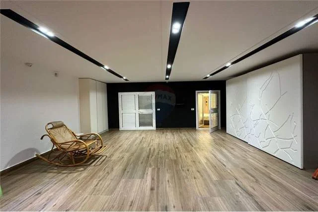 Tirane, jepet me qera apartament 2+1+BLK 200 m² 900 Euro