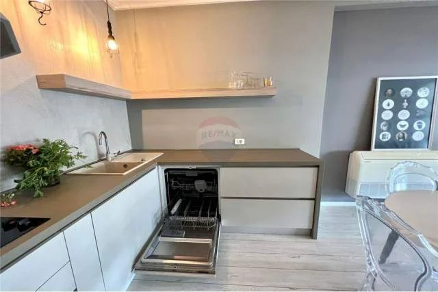 Tirane, jepet me qera apartament 2+1+BLK 120 m² 700 Euro