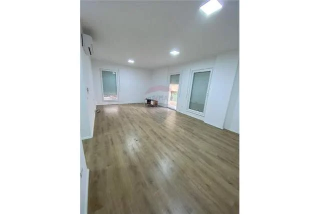 Tirane, jepet me qera apartament 3+1 Kati 1, 12.895 m² 45.000 Leke (APARTAMENT ME QIRA 3+1+2, DON BOSKO)