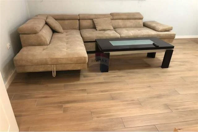 Tirane, jepet me qera apartament 1+1 90 m² 500 Euro (GLOBE)