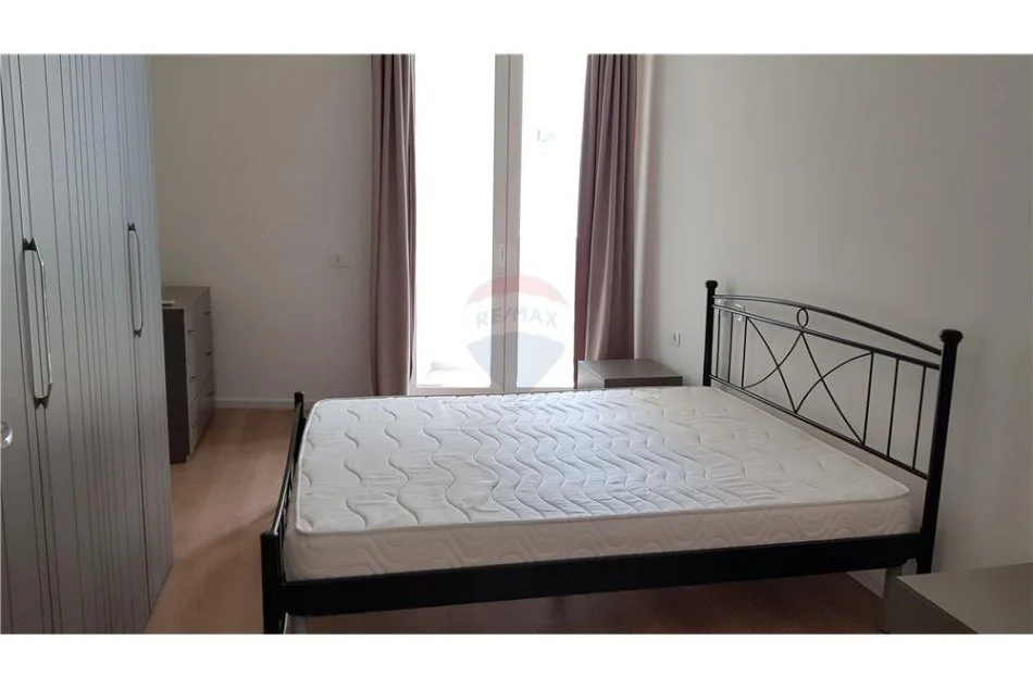 Tirane, jepet me qera apartament 2+1+Ballkon, Kati 3, 120 m² 700 € (Rruga Frosina Plaku)