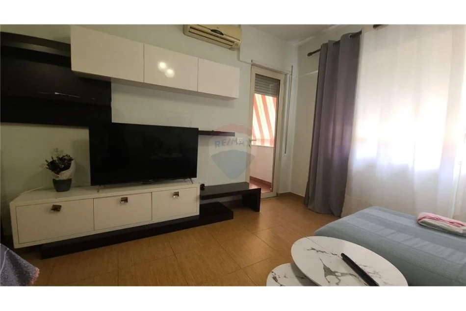 Tirane, jepet me qera apartament 1+1 Kati 2, 65 m² 500 € (Rruga Ndrek Luca)