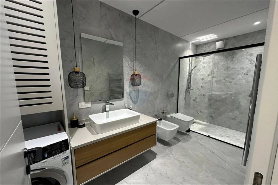 Tirane, jepet me qera 2+1+Ballkon Kati 2, 106 m² 1,000 € (Zogu i Zi)