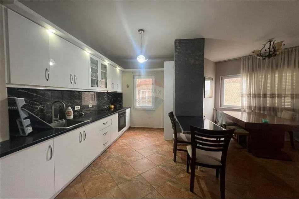 Tirane, jepet me qera apartament 2+1+Aneks , 120 m² 550 € (Liqeni i Thate)