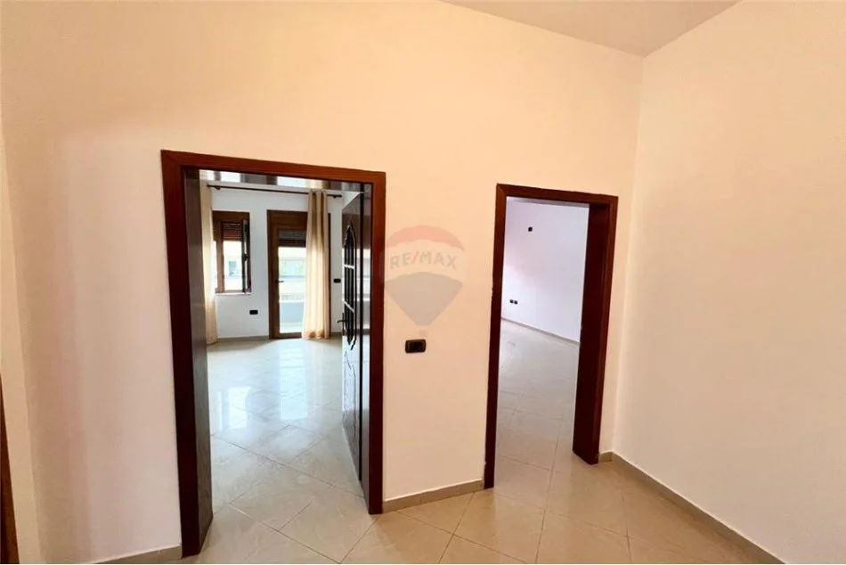 Tirane, jepet me qera 1+1 Kati 3, 70 m² 300 € (Rruga Spiro Cipi - Shkolla e Bashkuar, Shqipëri)