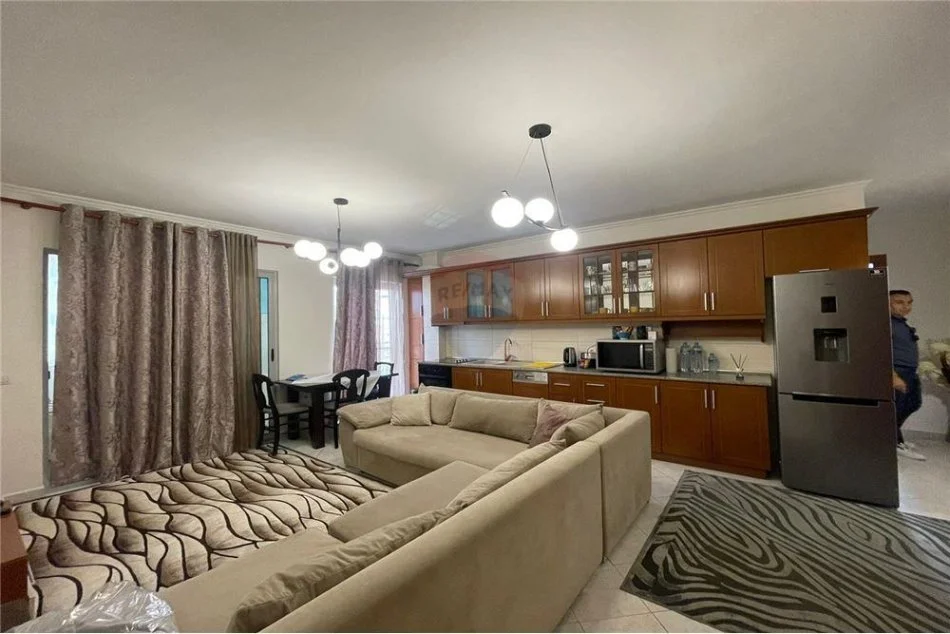 Tirane, jepet me qera apartament 2+1 Kati 3, 83 m² (komuna parisit)