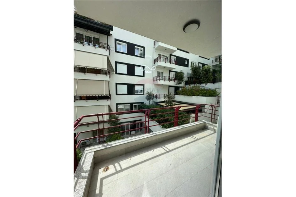 Tirane, jepet me qera apartament 2+1+Aneks+Ballkon Kati 2, 100 m² 500 € (Liqeni i Thatë)