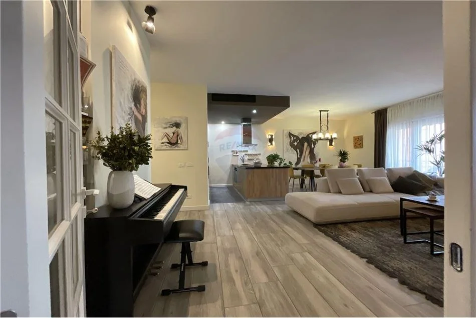 Tirane, jepet me qera apartament 2+1+Ballkon Kati 6, 110 m² 1.300 € (Kompleksi Delijorgji)