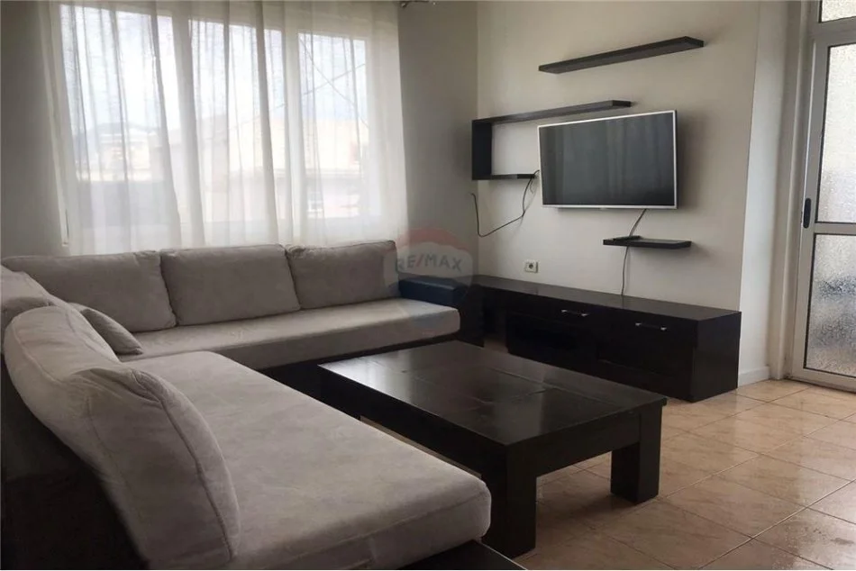 Tirane, jepet me qera apartament 2+1 Kati 4, 77 m² 550 € (Rruga e Durrësit)