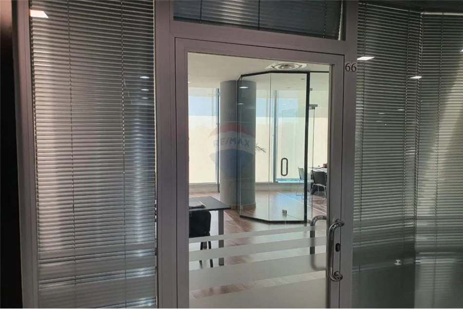 Shqiperi, shitet Kati 0, 54 m² 240.000 € (Piramida e Tiranes, Qender)