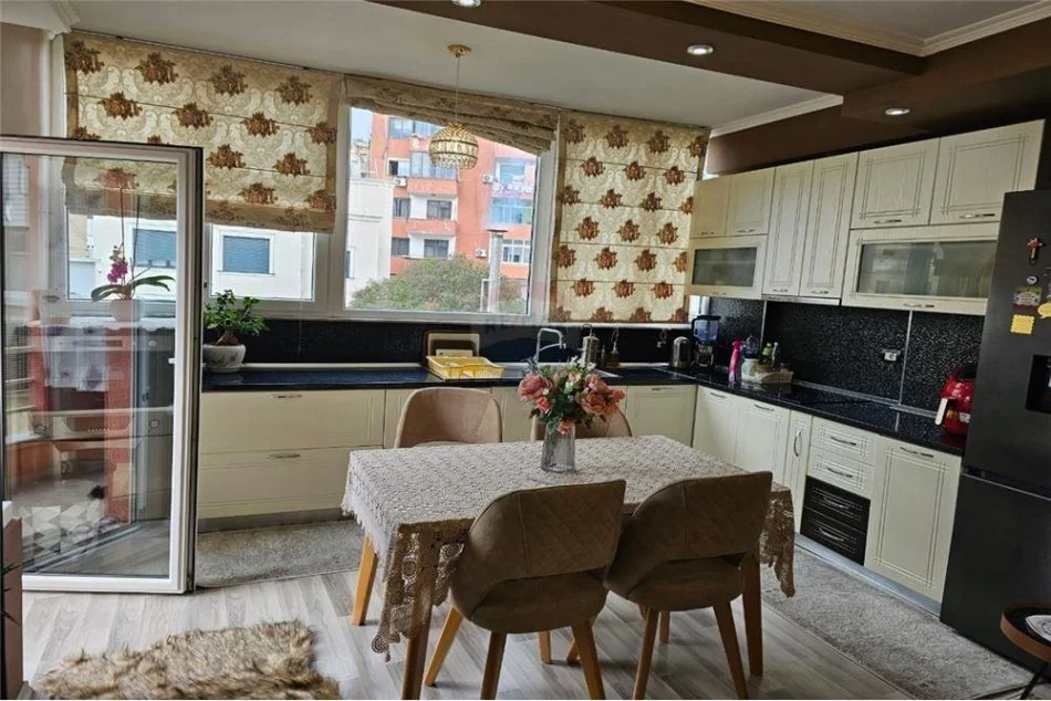 Tirane, shitet apartament 3+1 Kati 3, 110 m² 190.000 € (Rr. Mihal Grameno - Shkolla e Baletit - Tregu Elektrik, Shqipëri)