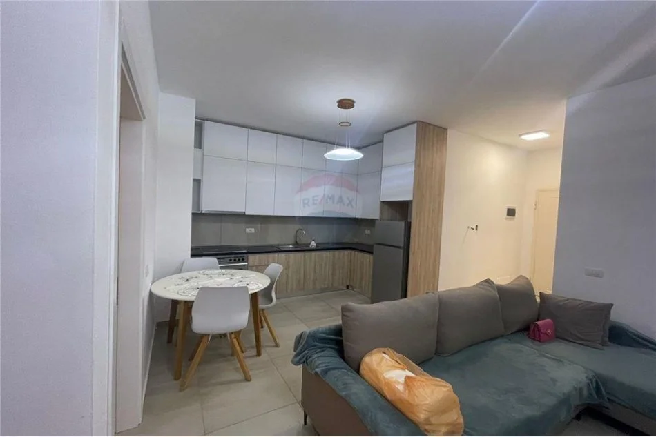 Tirane, jepet me qera apartament 1+1 Kati 1, 70 m² 450 € (Prane Xhamise - Kopshti Botanik)