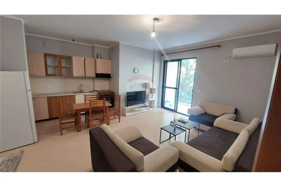 Tirane, jepet me qera apartament 1+1 , 67 m² 450 € (Rruga Bill Klinton)