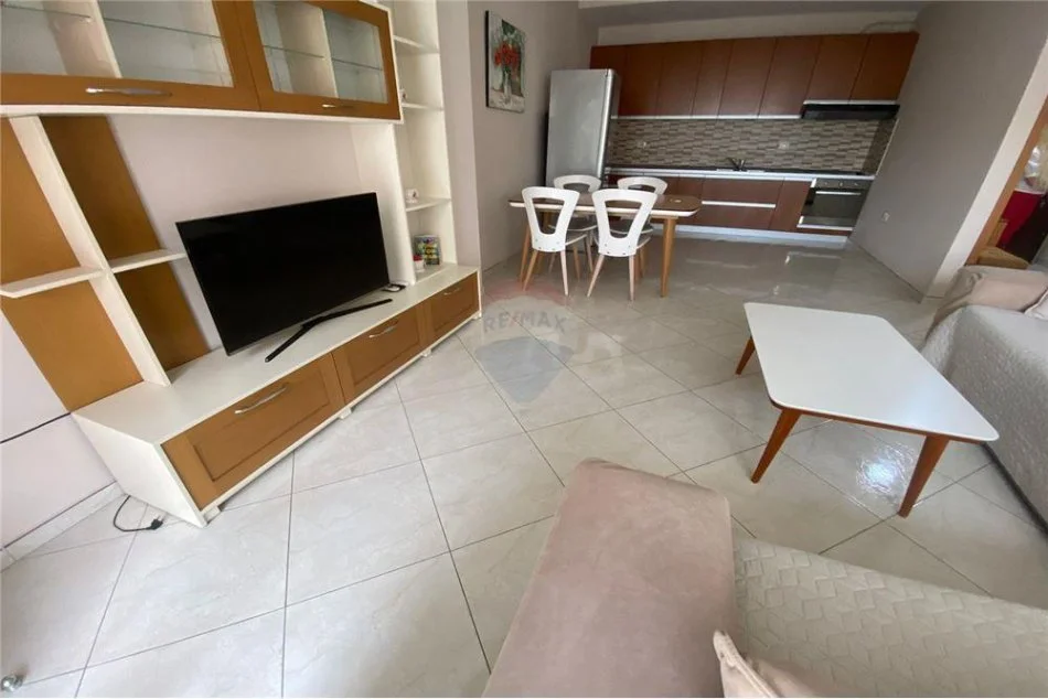 Tirane, jepet me qera apartament 2+1 , 550 € (Rruga e Kavajës, Shqipëri)